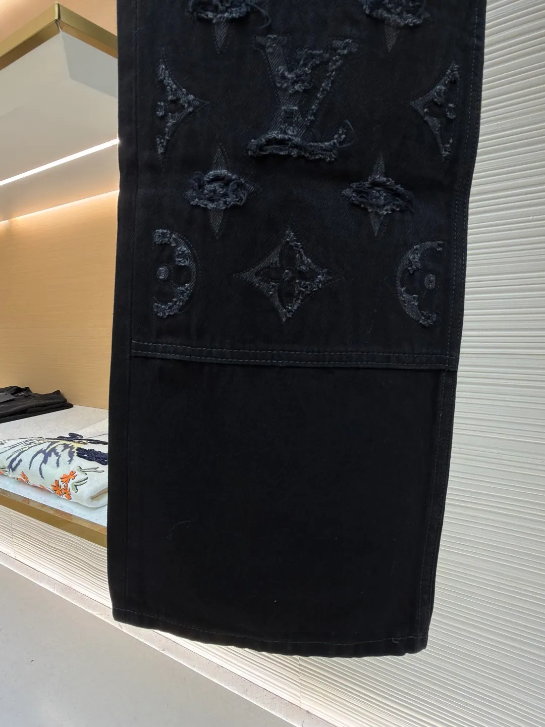 LOUIS VUITTON washed ripped jeans ●Authentic product: Purchased and developed by 18181 ●Item number: 1682310-B55 ●Material: pure cotton premium denim ●Technology: laser burning ●Version: fitted version ●Weight: about 960 grams ●Size: 30-32-34-36 ●Description: This destroyed detail is really cool. This washed denim truck elevates a classic silhouette with contrasting Monogram detailing front and rear, crafted with an edgy tear effect. This mid-season item is effortlessly layered and can be matched with other accessories to present a trendy style. The overall routing is straight and delicate, the fabric is comfortable and soft, and the color is consistent without any color difference. It can be matched with the same style to create a fashionable look, and can be used in various occasions. Customized accessories, complete with three standards, the same style for men and women!